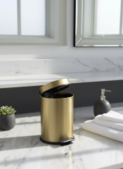 Mat Gold Çöp Kovası Fırçalanmış Altın Banyo Pedallı Çöp Kovası Modern Tasarım Paslanmaz Çelik