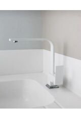 Beyaz Mutfak Bataryası Beyaz Evye Musluğu Kare Modern Tasarım Pirinç