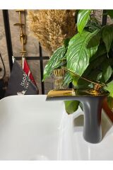 Siyah Lavabo Bataryası Şelale Musluk Altın Siyah Lavabo Bataryası Şelale Akışlı