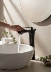 Siyah Çanak Lavabo Bataryası Şelale Akışlı Pirinç Materyal Yüksek Tip Çanak Batarya