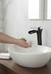 Siyah Çanak Lavabo Bataryası Şelale Akışlı Pirinç Materyal Yüksek Tip Çanak Batarya